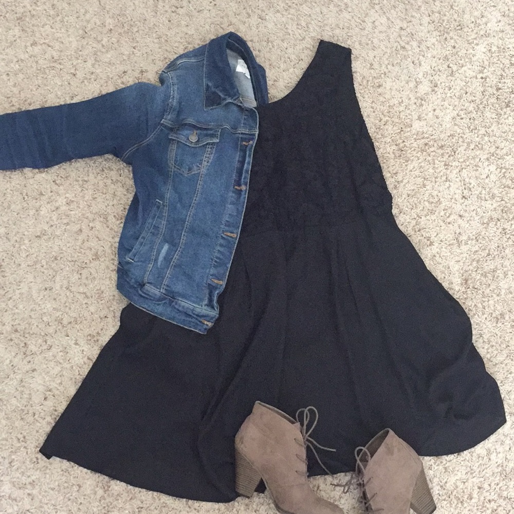 Black lace-top flows dress